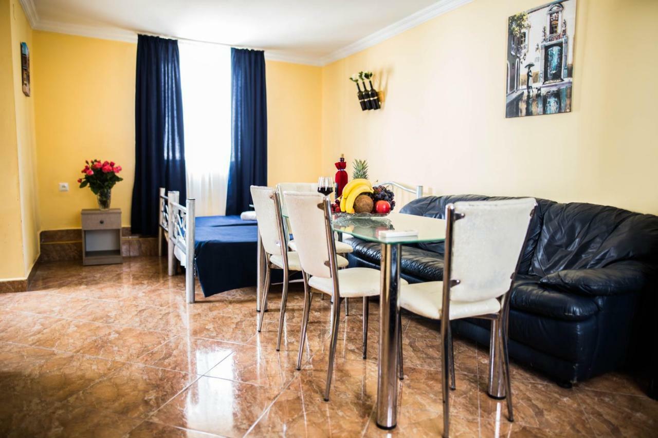 Central Apart-Hotel Batumi Esterno foto