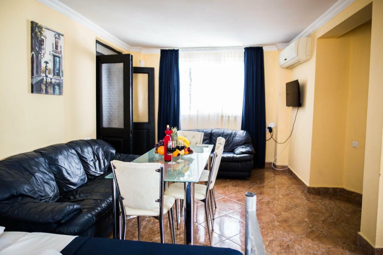 Central Apart-Hotel Batumi Esterno foto