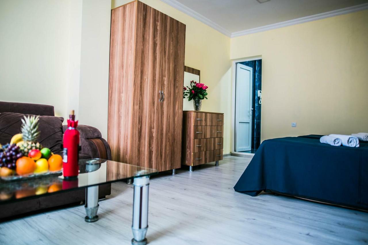 Central Apart-Hotel Batumi Esterno foto